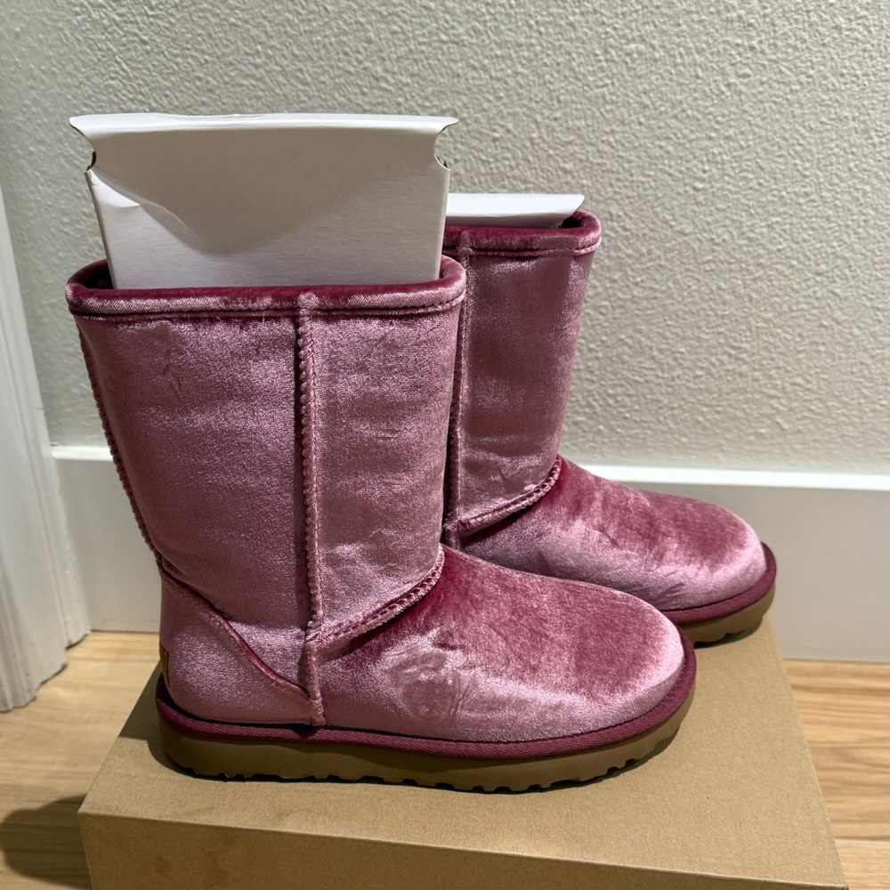UGG | W Classic Short II Velvet | US 7 UK 5 EU 38 - Picture 4 of 4